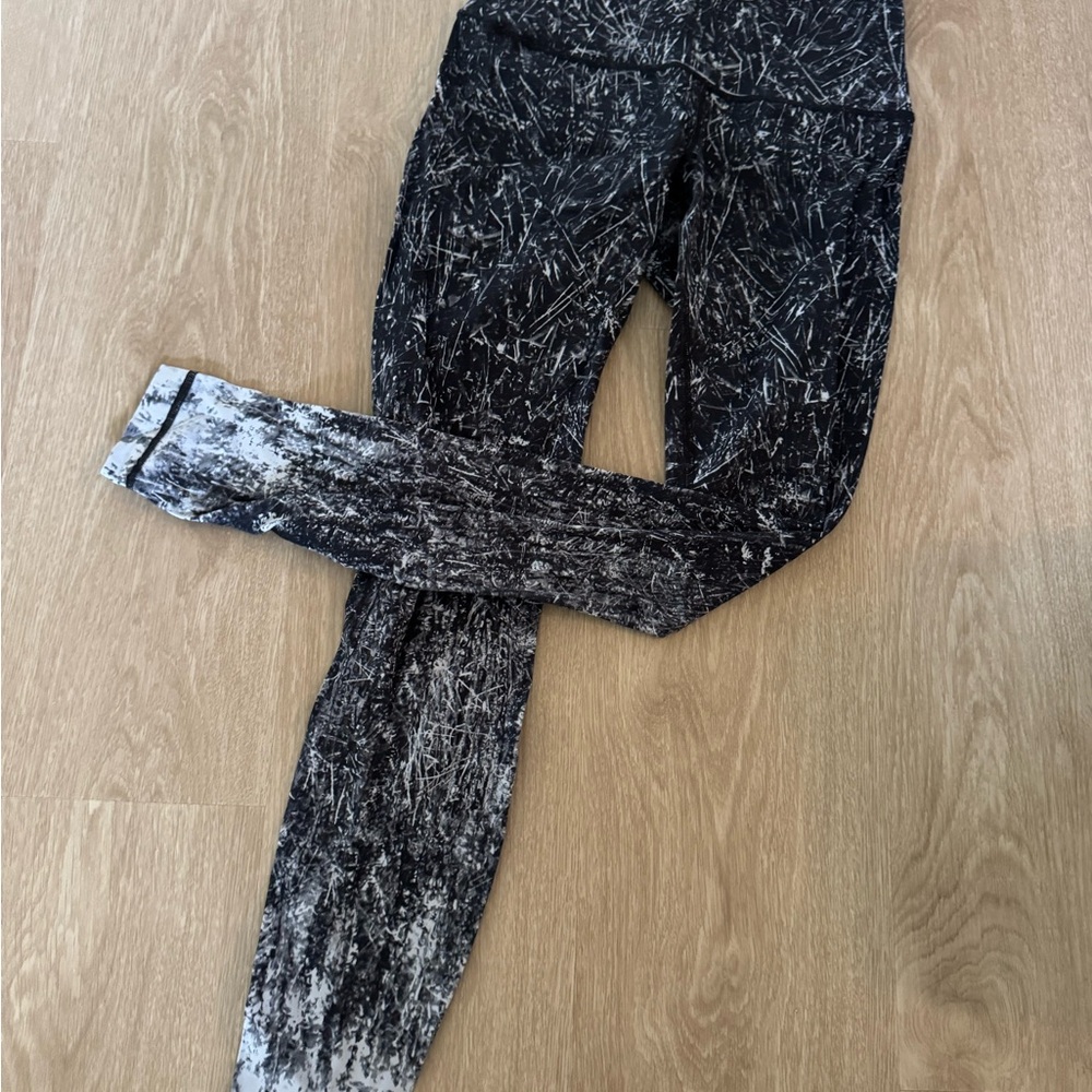 ❗️SOLD ❗️Lululemon Athletica Black and White Leggings
